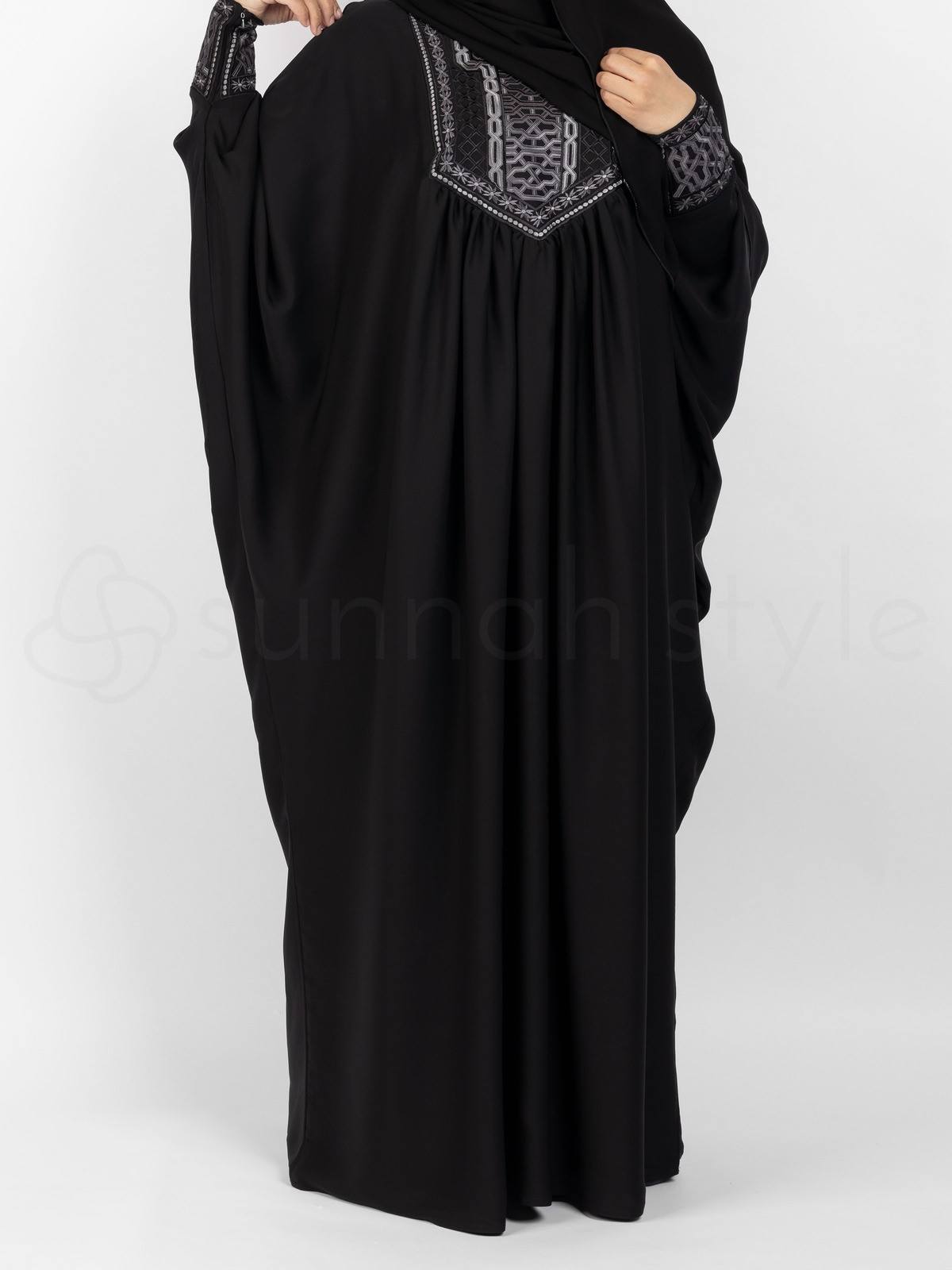 Sunnah Style - Khamak Embroidered Bisht Abaya (Black)